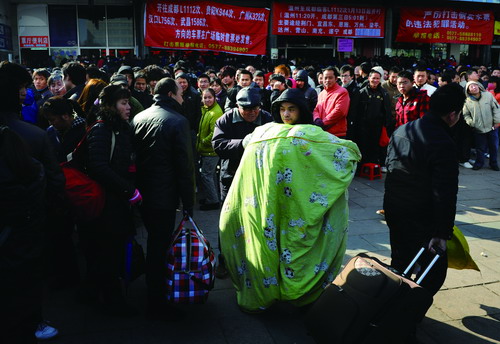 酸甜苦辣返鄉(xiāng)路,一年一度的春運(yùn),對于辛苦一年的進(jìn)城民工來說的確是一件難事,一票難求。在寒風(fēng)中,這是一位來自江西農(nóng)村的男子抱著被子排隊(duì)購票。.jpg 酸甜苦辣返鄉(xiāng)路,一年一度的春運(yùn),對于辛苦一年的進(jìn)城民工來說的確是一件難事,一票難求。在寒風(fēng)中,這是一位來自江西農(nóng)村的男子抱著被子排隊(duì)購票。.jpg