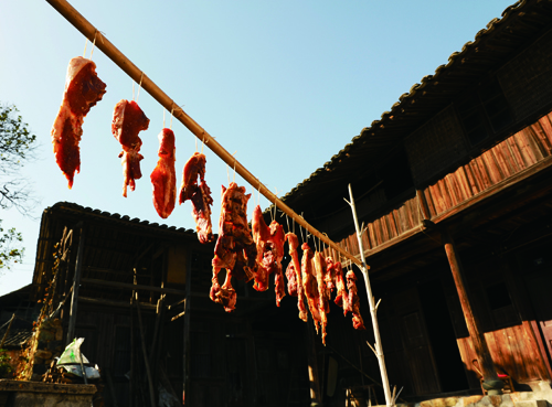 雙潮農(nóng)村的年味,溫州的城里或鄉(xiāng)下百姓過年都有臘月曬醬油肉、雞、鴨、魚的習(xí)俗,從農(nóng)歷冬至節(jié)日開始制作涼曬一直到過年前幾天,你走在溫州的大街小巷或農(nóng)村古居,都能看到一串串一行行制作精美的臘貨制品,正月里吃著家人做的臘味品著小酒是一件爽心.JPG 雙潮農(nóng)村的年味,溫州的城里或鄉(xiāng)下百姓過年都有臘月曬醬油肉、雞、鴨、魚的習(xí)俗,從農(nóng)歷冬至節(jié)日開始制作涼曬一直到過年前幾天,你走在溫州的大街小巷或農(nóng)村古居,都能看到一串串一行行制作精美的臘貨制品,正月里吃著家人做的臘味品著小酒是一件爽心.JPG
