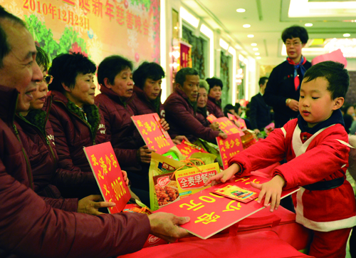 溫暖送給困難戶,溫州市健身義工隊(duì)每年都會(huì)舉辦以愛在冬天為主題的慈善活動(dòng),今年的主題是關(guān)愛孤寡老人。這場慈善晚宴是該義工們自費(fèi)操辦,晚宴期間還安排了很多自文藝節(jié)目。隊(duì)長潘少榮說,舉辦這次溫暖晚宴,最主要是能呼吁更多人切切實(shí)實(shí)地關(guān)愛孤寡.jpg 溫暖送給困難戶,溫州市健身義工隊(duì)每年都會(huì)舉辦以愛在冬天為主題的慈善活動(dòng),今年的主題是關(guān)愛孤寡老人。這場慈善晚宴是該義工們自費(fèi)操辦,晚宴期間還安排了很多自文藝節(jié)目。隊(duì)長潘少榮說,舉辦這次溫暖晚宴,最主要是能呼吁更多人切切實(shí)實(shí)地關(guān)愛孤寡.jpg