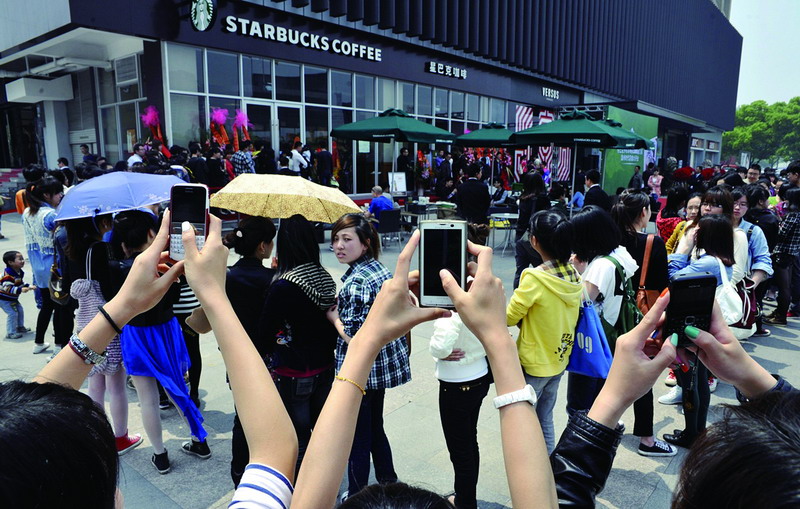 4月23日溫州第一家門店和華東地區(qū)第200家門店,星巴克溫州時(shí)代店正式開門迎客。中午時(shí)間趕著來嘗新的潮人們排起了長隊(duì)。壯觀程度堪比春運(yùn)。引的路人紛紛舉起手機(jī)拍照,微博一番。_縮小大小.JPG 4月23日溫州第一家門店和華東地區(qū)第200家門店,星巴克溫州時(shí)代店正式開門迎客。中午時(shí)間趕著來嘗新的潮人們排起了長隊(duì)。壯觀程度堪比春運(yùn)。引的路人紛紛舉起手機(jī)拍照,微博一番。_縮小大小.JPG