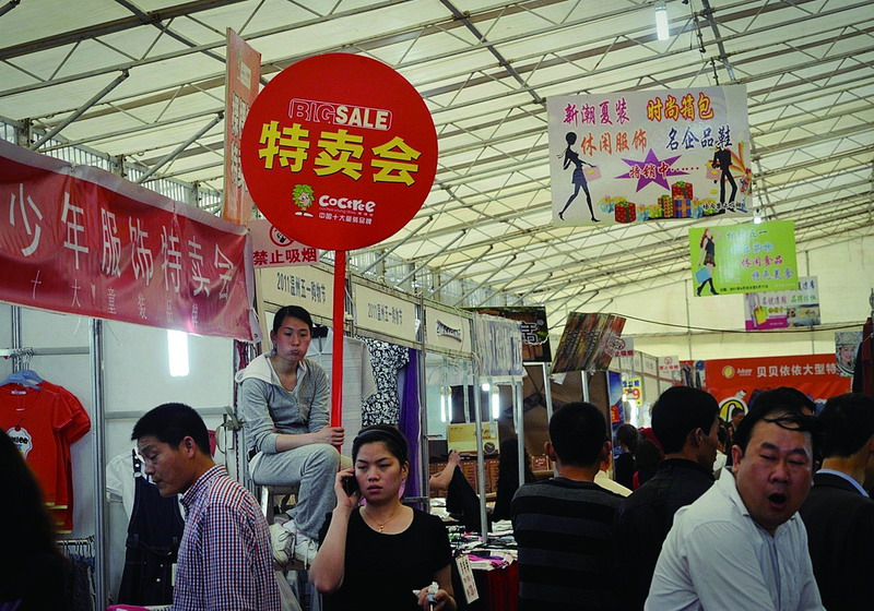4月30日在科技館東側(cè)舉行的“五一購物節(jié)”第一天開幕?上旃蛔髅烙陱脑缟舷碌搅送砩。品牌折扣雖多,來的顧客卻寥寥可數(shù)。舉牌推銷的賣家無聊發(fā)呆。來看熱鬧的顧客也打起了哈欠。_縮小大小.JPG 4月30日在科技館東側(cè)舉行的“五一購物節(jié)”第一天開幕?上旃蛔髅烙陱脑缟舷碌搅送砩稀F放普劭垭m多,來的顧客卻寥寥可數(shù)。舉牌推銷的賣家無聊發(fā)呆。來看熱鬧的顧客也打起了哈欠。_縮小大小.JPG