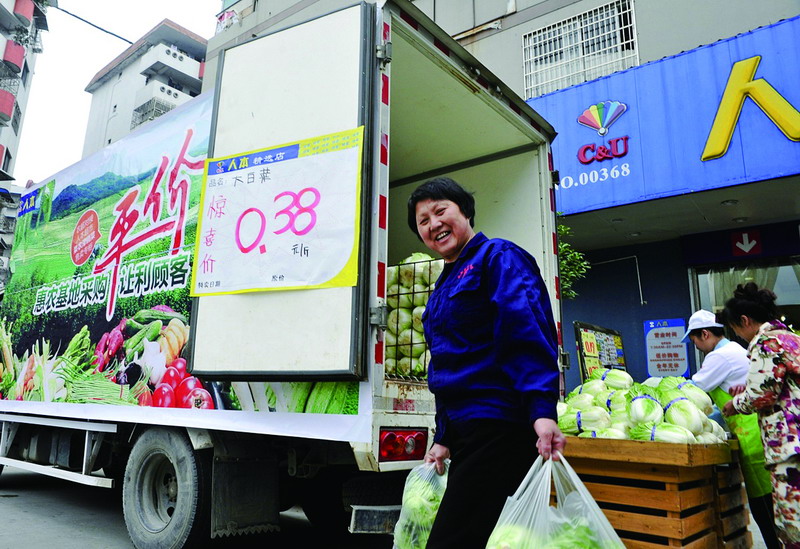 3毛8一斤低過市場一倍的價(jià)格。一買就是兩大袋。4月29日人本超市設(shè)立“賣難”蔬4月菜銷售專柜,平價(jià)銷售基地直采的菜農(nóng)“滯銷菜”,在幫菜農(nóng)減負(fù)的同時(shí),也讓市民的“菜籃子”拎得更加輕松。_縮小大小.JPG 3毛8一斤低過市場一倍的價(jià)格。一買就是兩大袋。4月29日人本超市設(shè)立“賣難”蔬4月菜銷售專柜,平價(jià)銷售基地直采的菜農(nóng)“滯銷菜”,在幫菜農(nóng)減負(fù)的同時(shí),也讓市民的“菜籃子”拎得更加輕松。_縮小大小.JPG